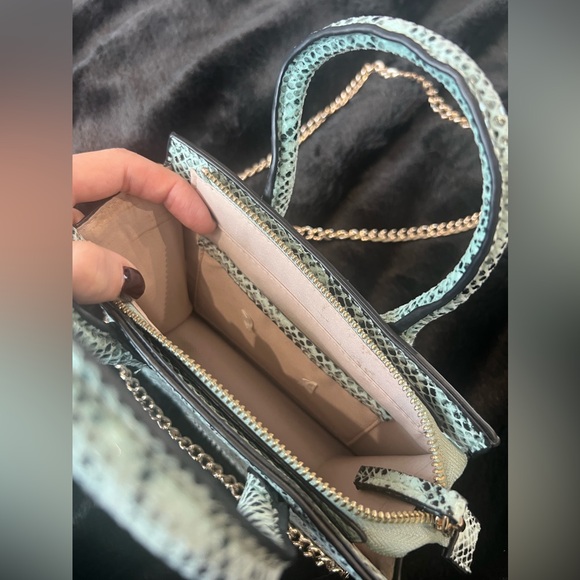 Green snakeskin print mini purse with gold strap - Picture 4 of 4